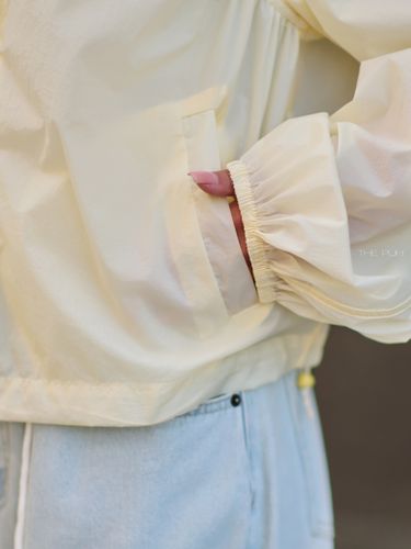 Светло-желтая ветровка с акцентным воротником