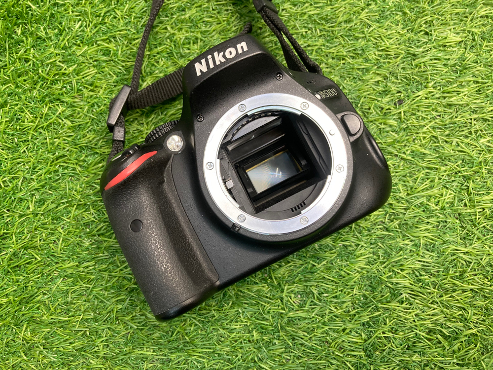 Nikon D5100 + ED 18-55mm 3.5-5.6G II 7.010 кадров