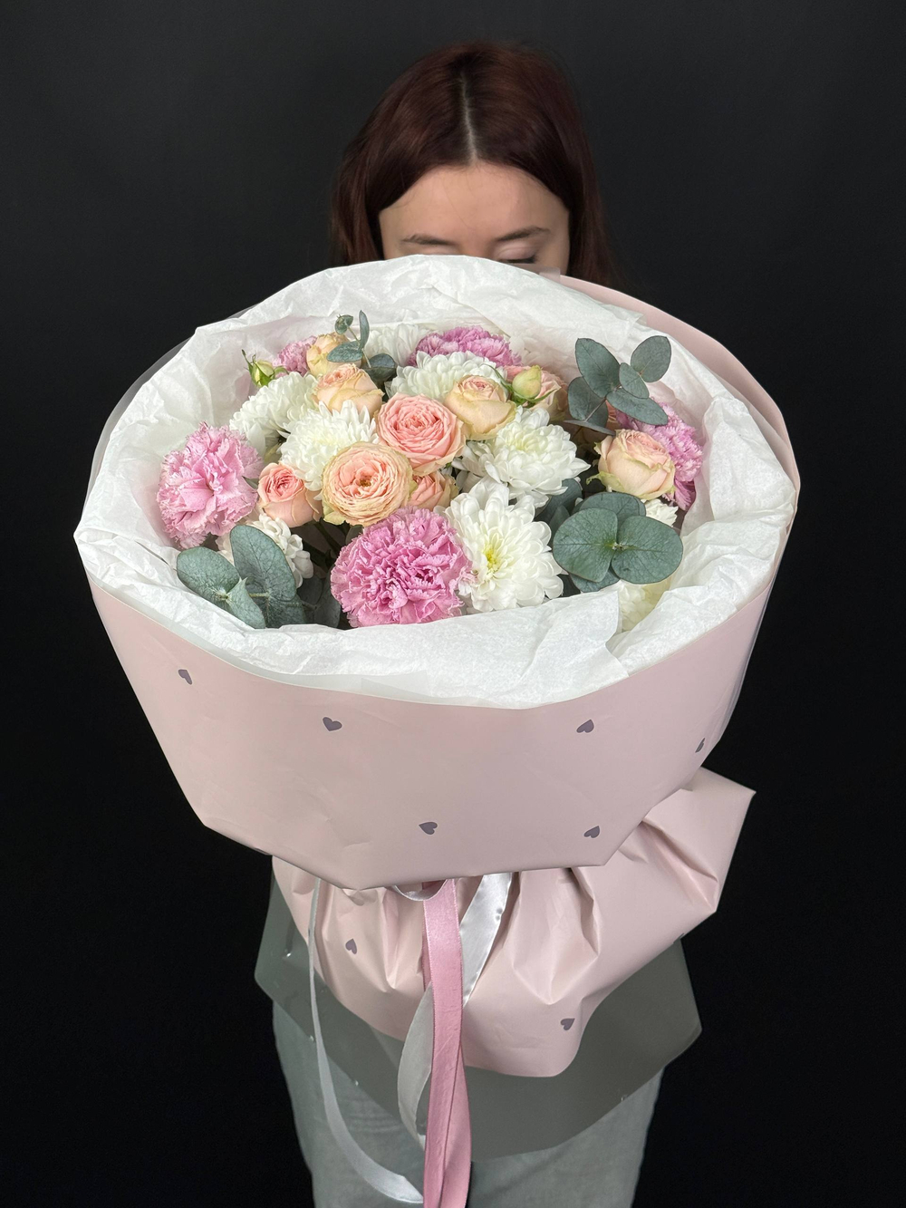 Букет из кустовых роз, диантусов и хризантем