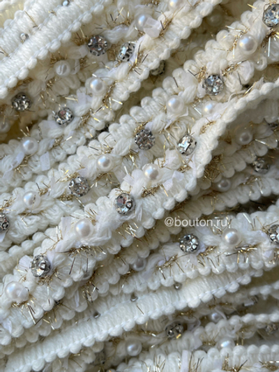 Тесьма белая со стразами и жемчугом плетеная