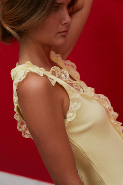 ZARA ТОП С КРУЖЕВОМ И ПУГОВИЦАМИ, СВЕТЛО-ЖЕЛТЫЙ