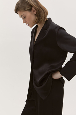 Струящаяся рубашка, базовая рубашка, белая рубашка, черная рубашка, шелковая рубашка, рубашка для сна, элегантная рубашка, роскошная рубашка, мягкая рубашка для сна, стильная струящаяся рубашка, женская домашняя одежда, соблазнительная домашняя одежда, домашняя одежда из шелка, классическая базовая рубашка, модная белая рубашка, премиум черная рубашка, утонченная шелковая рубашка, комфортная рубашка для сна, шикарная элегантная рубашка, роскошная ночная рубашка, свободная рубашка, рубашка с длинным рукавом, чёрная рубашка, чёрная женская рубашка, чёрная шелковая рубашка.