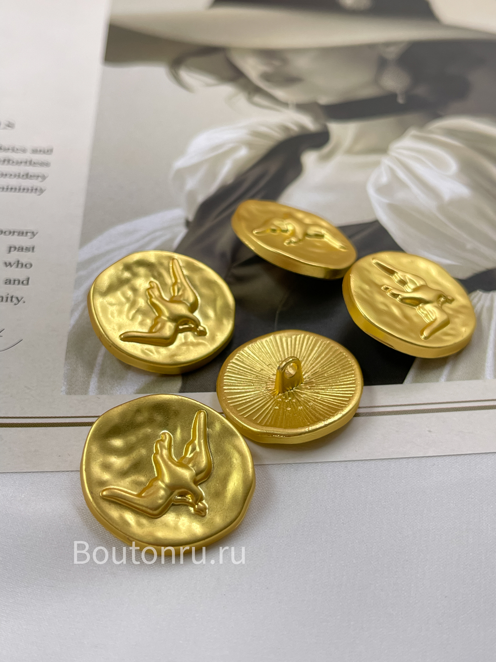 Пуговицы золотистые Скиапар. круглые с птицей