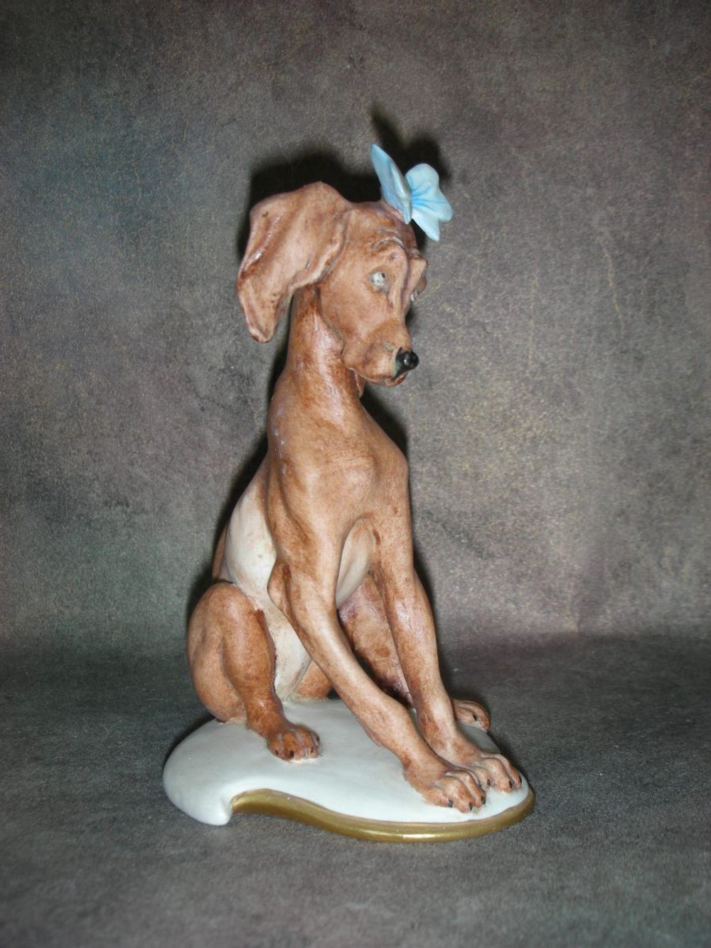 Статуэтка. Фарфор. Cобака с бабочкой на голове. Capodimonte. Италия