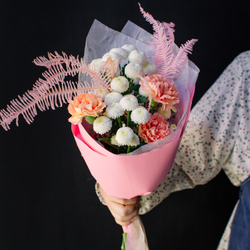 14. Стойкий букет с хризантемой и диантусами