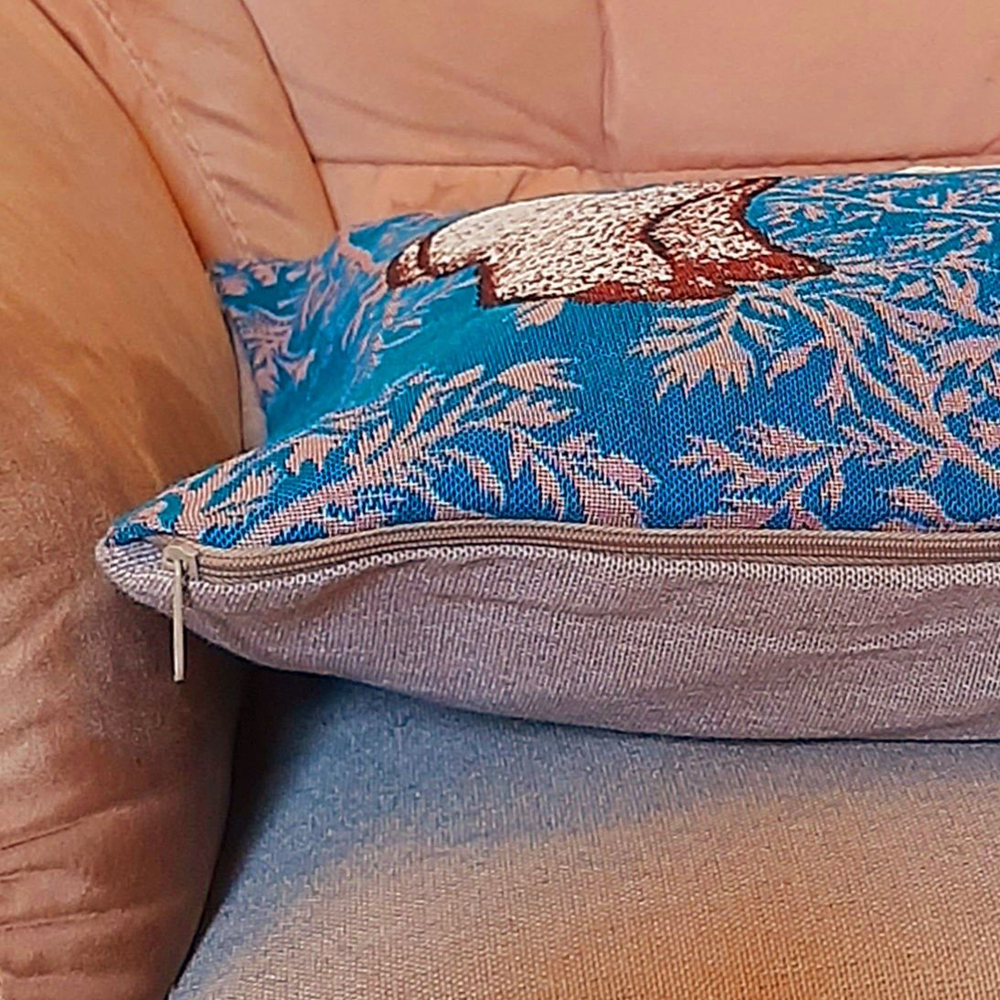 Декоративный гобеленовый чехол для интерьерной подушки Овечка на голубом 47*47