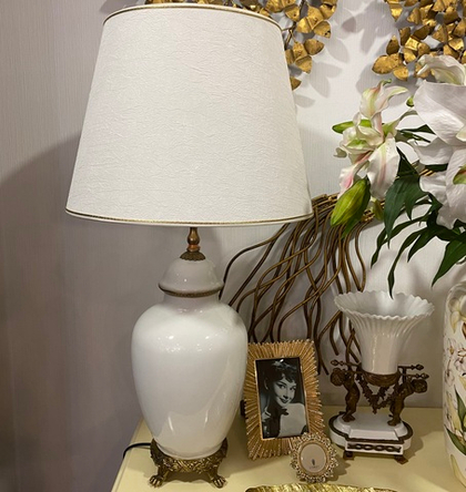 Лампа белая фарфоровая