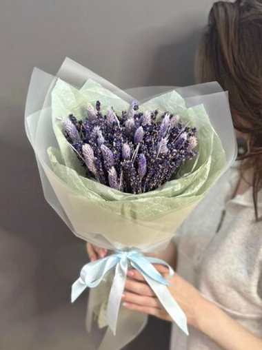 Букет с лавандой и фаларисом