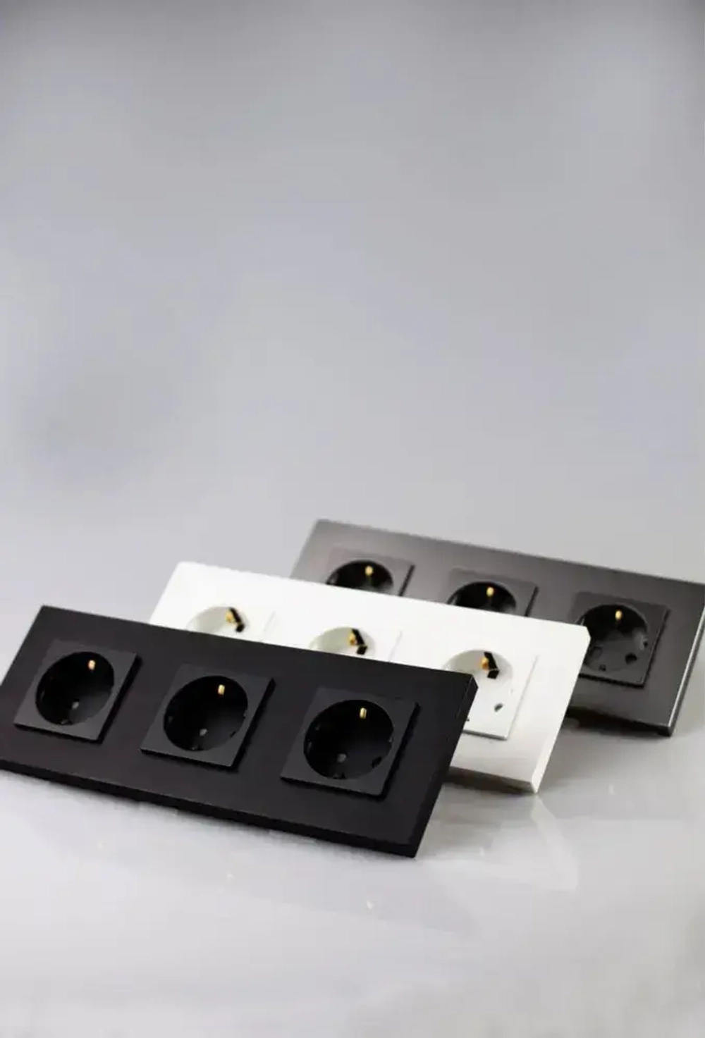Розетки черные тройные с заземлением