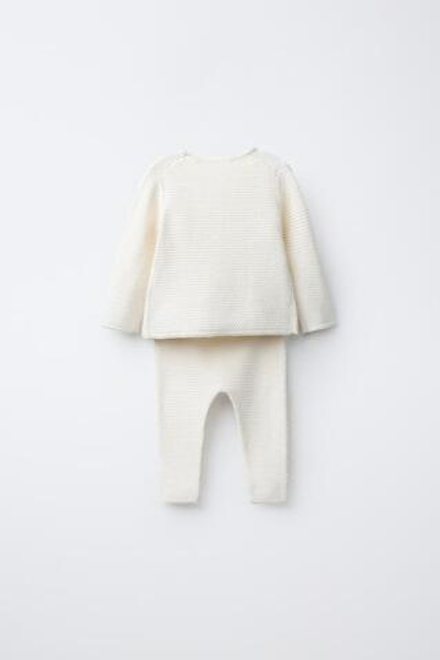 ZARA КОМПЛЕКТ ИЗ ФУТБОЛКИ И БРЮК ИЗ ХЛОПКА И ШЕЛКА С ТЕКСТУРОЙ, ЭКРЮ