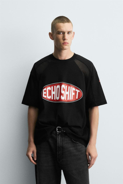 ZARA ФУТБОЛКА С КОНТРАСТНЫМИ ГРАФИЧЕСКИМИ ЭЛЕМЕНТАМИ, ЧЕРНЫЙ