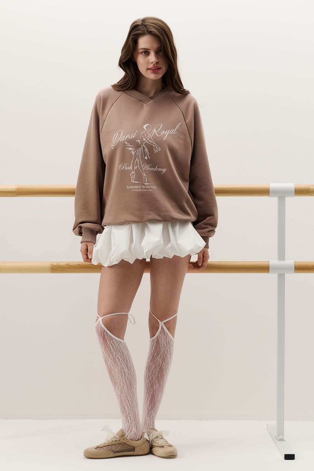 Свитшот с V-образным вырезом цвета капучино