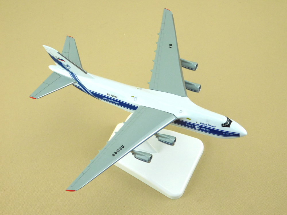 Модель самолета Ан-124-100 (М1:400, Волга-Днепр, RA-82044)