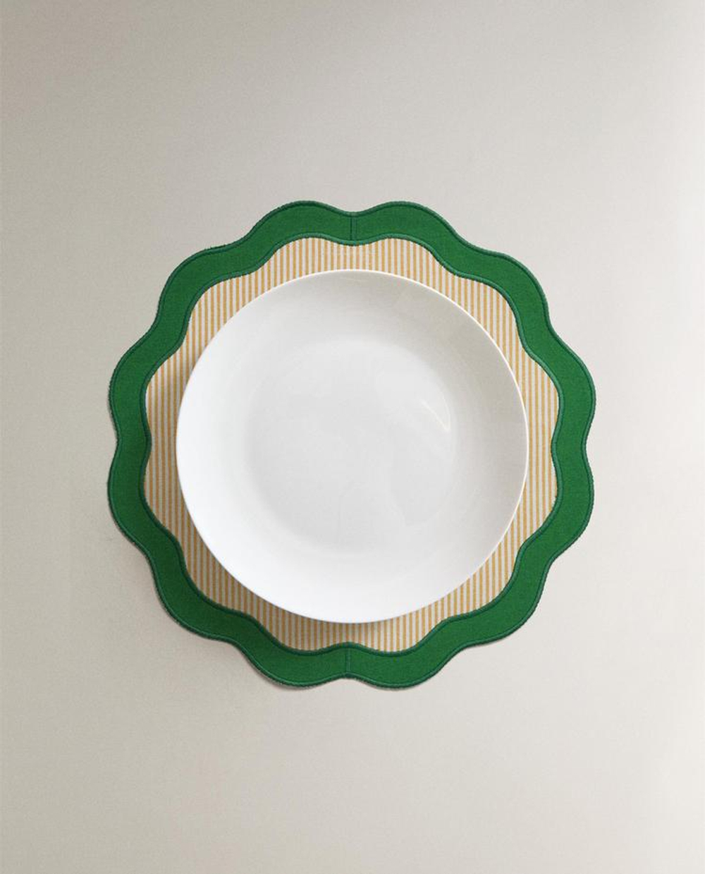 ZARA HOME КРУГЛАЯ ПОДСТАВКА ПОД ПРИБОРЫ С ВОЛНИСТЫМ КРАЕМ, ЗЕЛЕНЫЙ