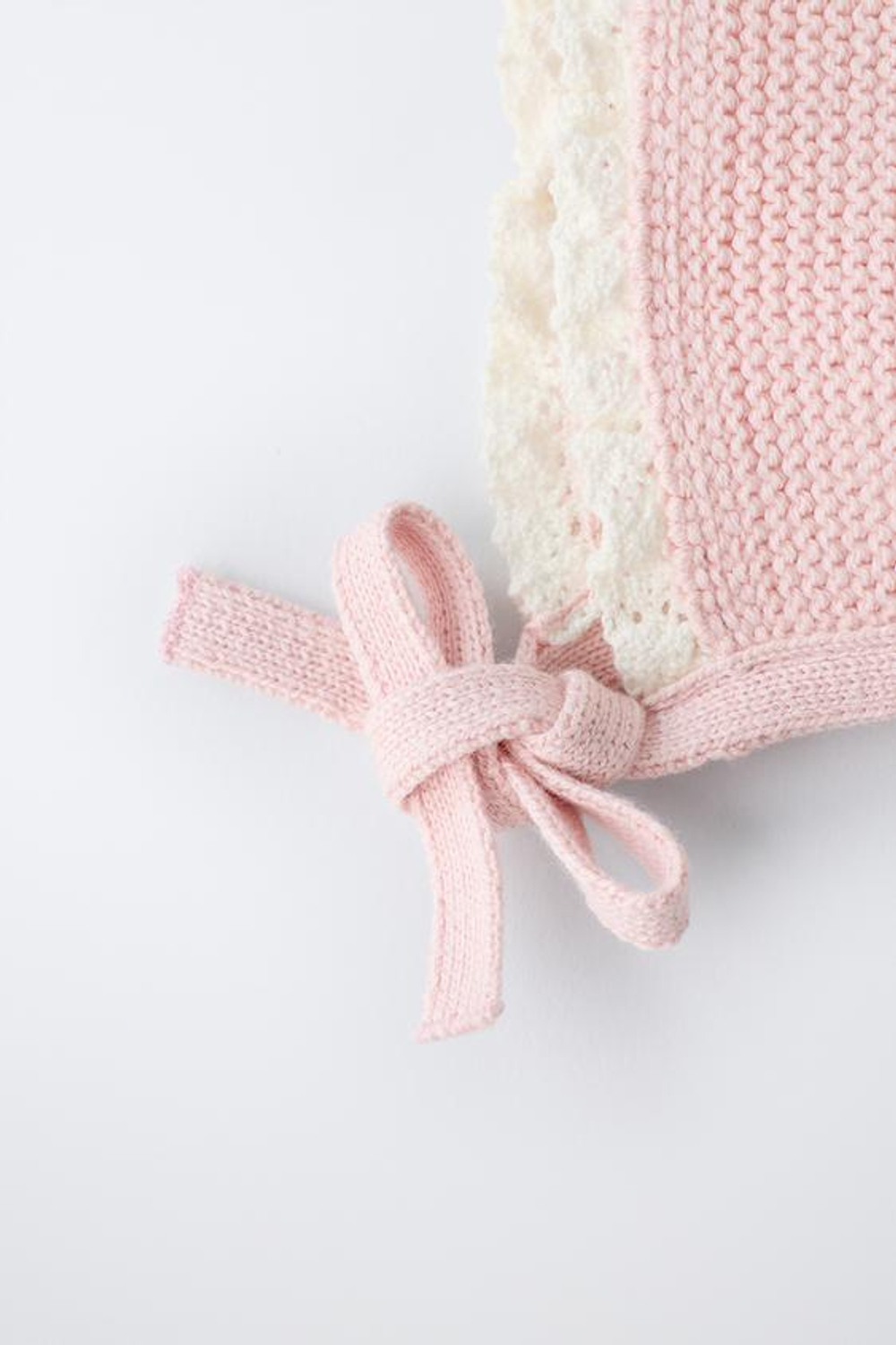 ZARA ТРИКОТАЖНЫЙ ЧЕПЧИК С КОНТРАСТНЫМ КРУЖЕВОМ, ПАСТЕЛЬНО-РОЗОВЫЙ