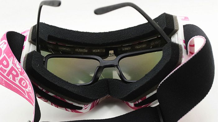 горнолыжная маска интегрируется с корректирующими очками