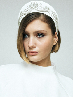 Кокошник M с жемчугом и серебристой сеткой