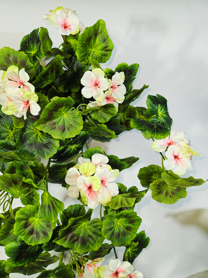 Искусственные цветы Герань ампельная бело-зеленая в настенном кашпо