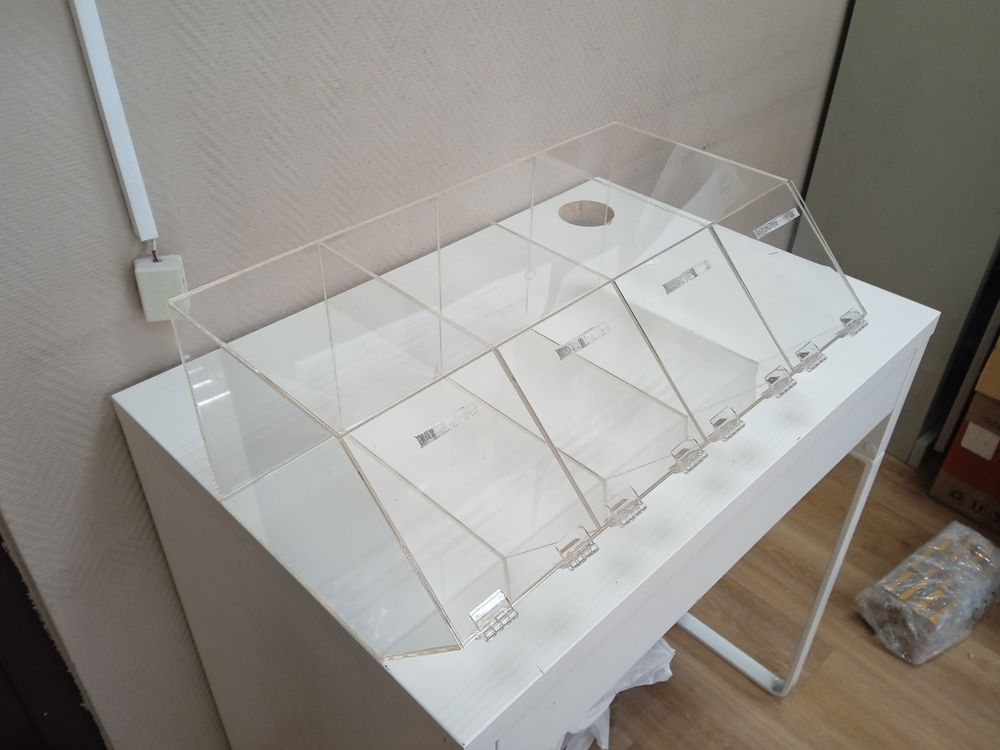 Диспенсер витрина для сыпучих продуктов на 4 ячейки с крышками на петлях