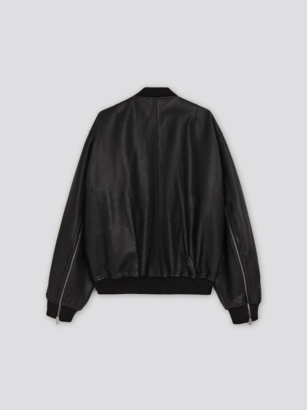 Черный кожаный бомбер oversize