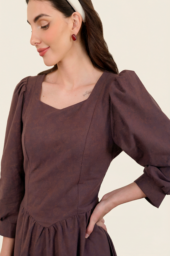 Платье с вырезом-сердечко