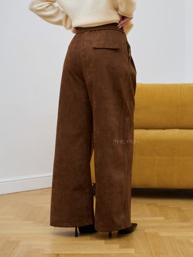 Коричневые брюки из эко-замши с защипами