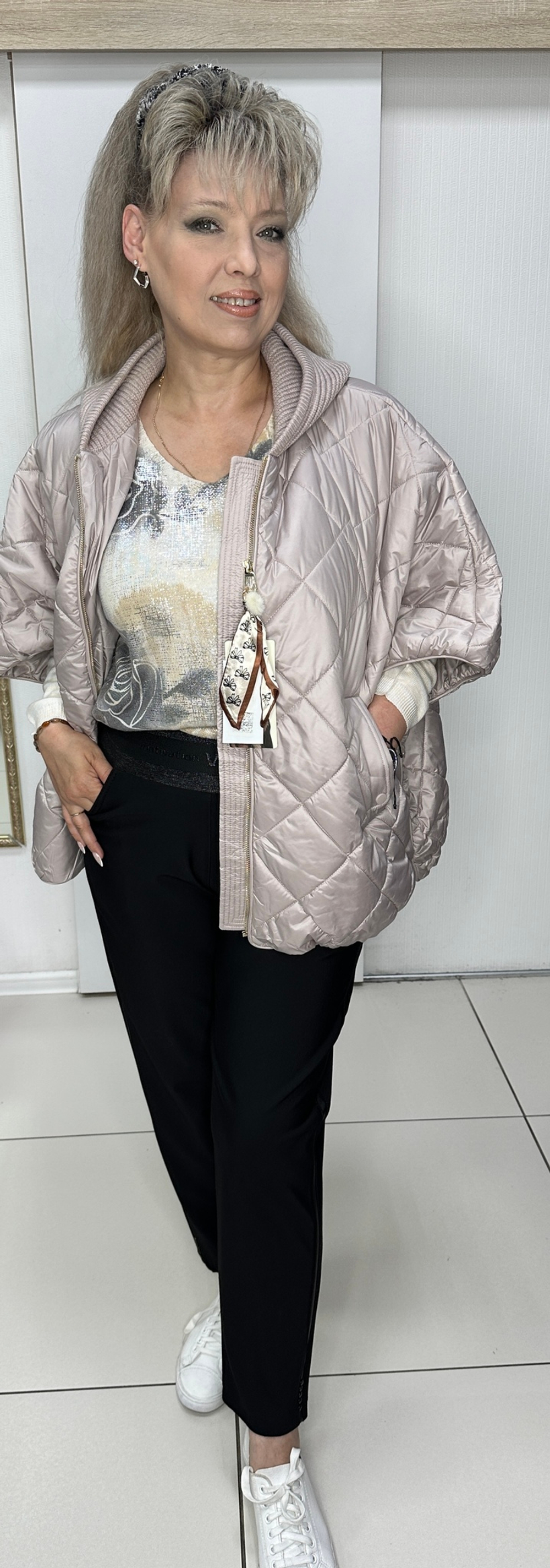 Светлый жилет на пуху с вязанным капюшоном