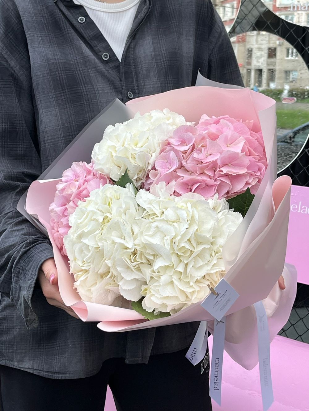 Букет из гортензий в белом и розовом оттенках