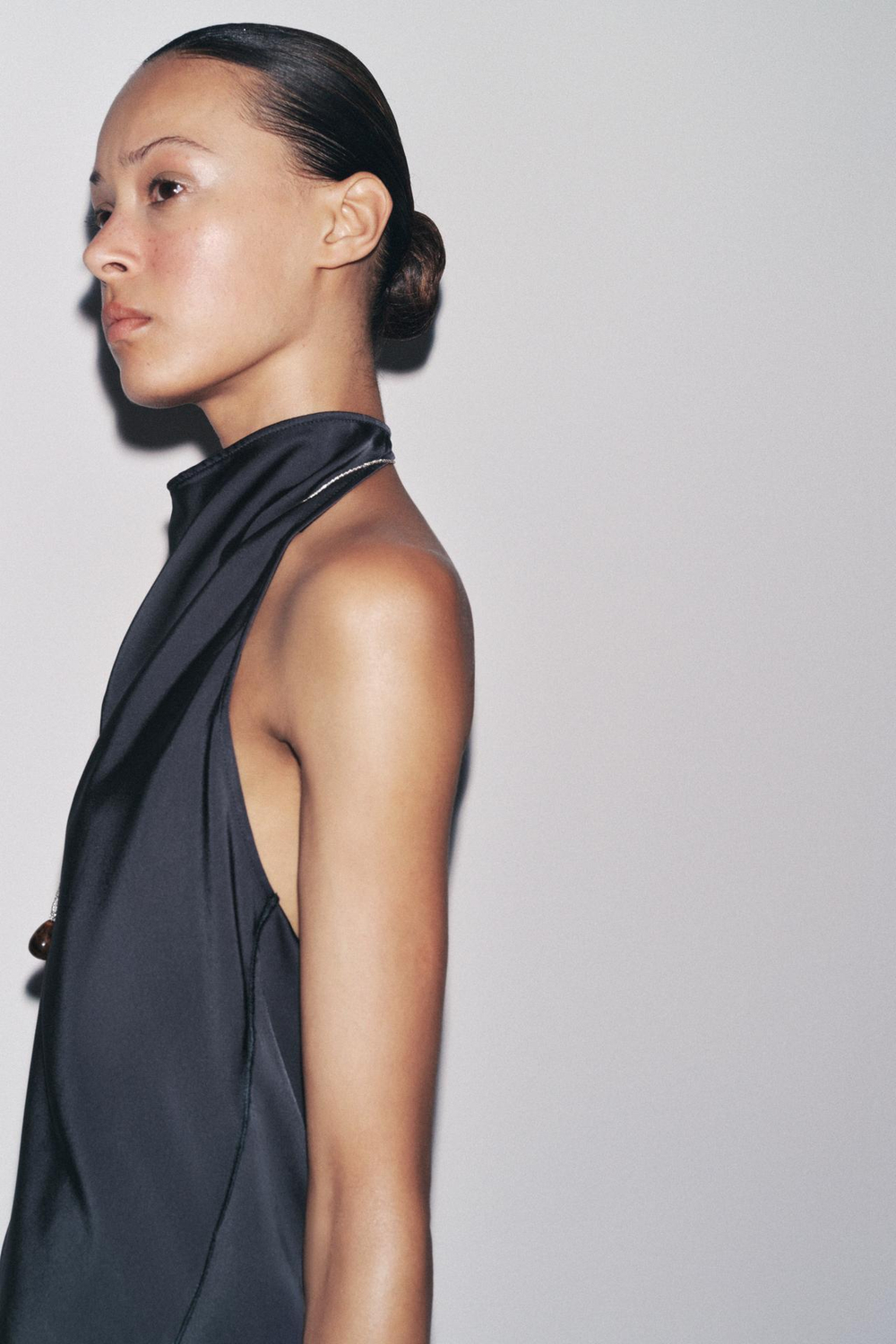 ZARA АТЛАСНЫЙ ТОП С ГОРЛОВИНОЙ ХАЛТЕР — ZW COLLECTION, НЕФТЯНОЙ