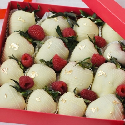 Набор клубники в шоколаде «Белый шоколад с малиной» и золотом