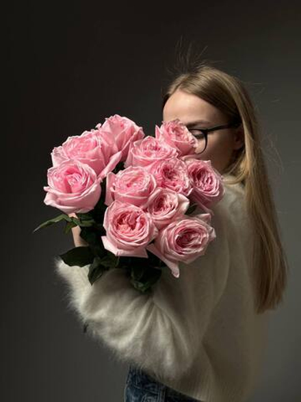 Букет из 11 розовых пионовидных роз под ленту