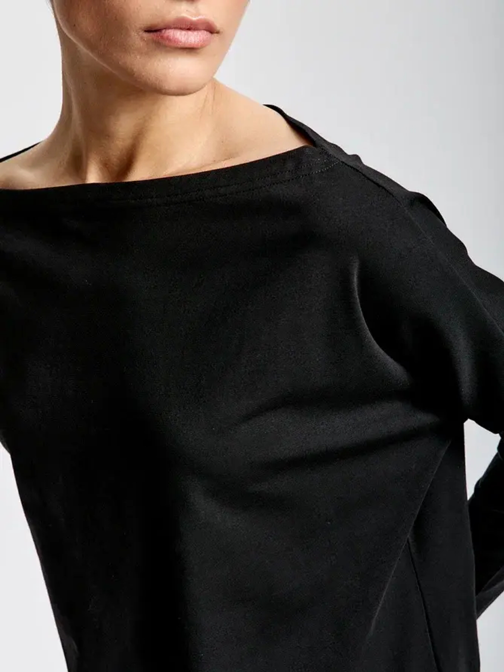 Лонгслив с широким вырезом лодочка черный