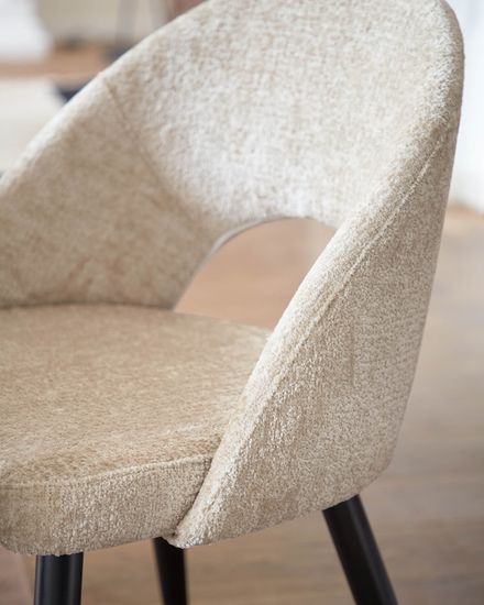 Бежевый стул Mael на стальных черных ножках La Forma Испания 