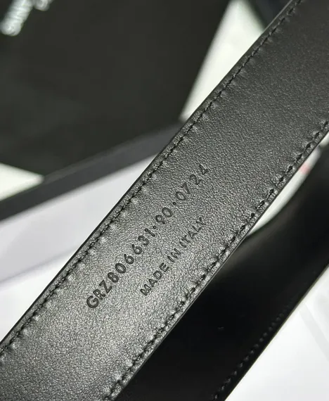 Ремень Saint Laurent с пряжкой CHARNIERE из гладкой кожи, чёрный