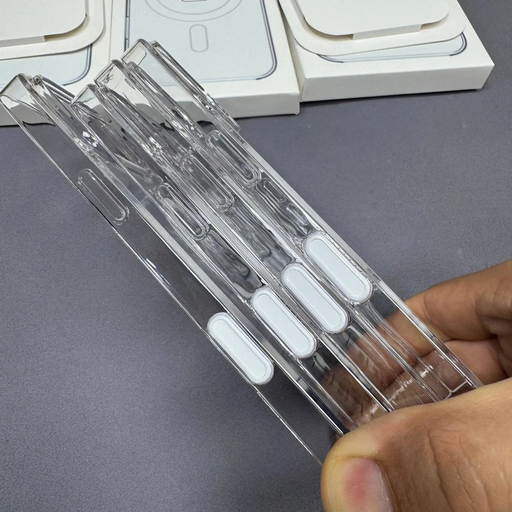 Чехол MagSafe Clear Case c кнопкой и анимацией для iPhone 16 Pro