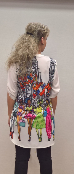 Белый блузон-рубашка с цветным принтом