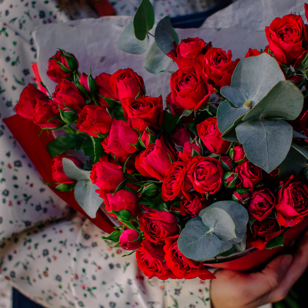 45. Страстный алый букет из кустовых роз и эвкалипта
