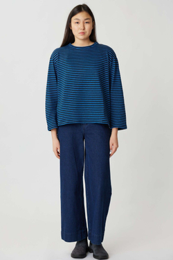 Топ с разрезами в черно-синюю полоску