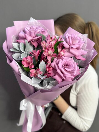 Дуо-букет с сиреневыми французскими розами и альстромериями