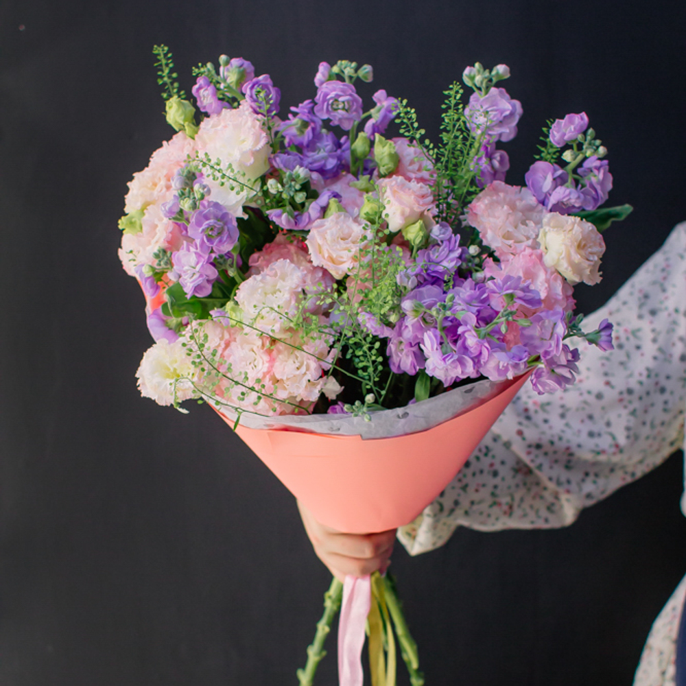 26. Милый светлый букет с маттиолой и эустомой