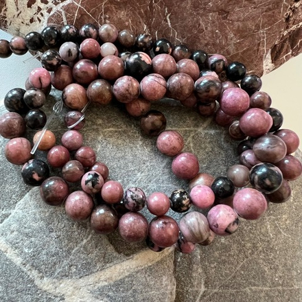 Родонит. Камни для изделий на заказ. Цена зависит от вида заказанного изделия