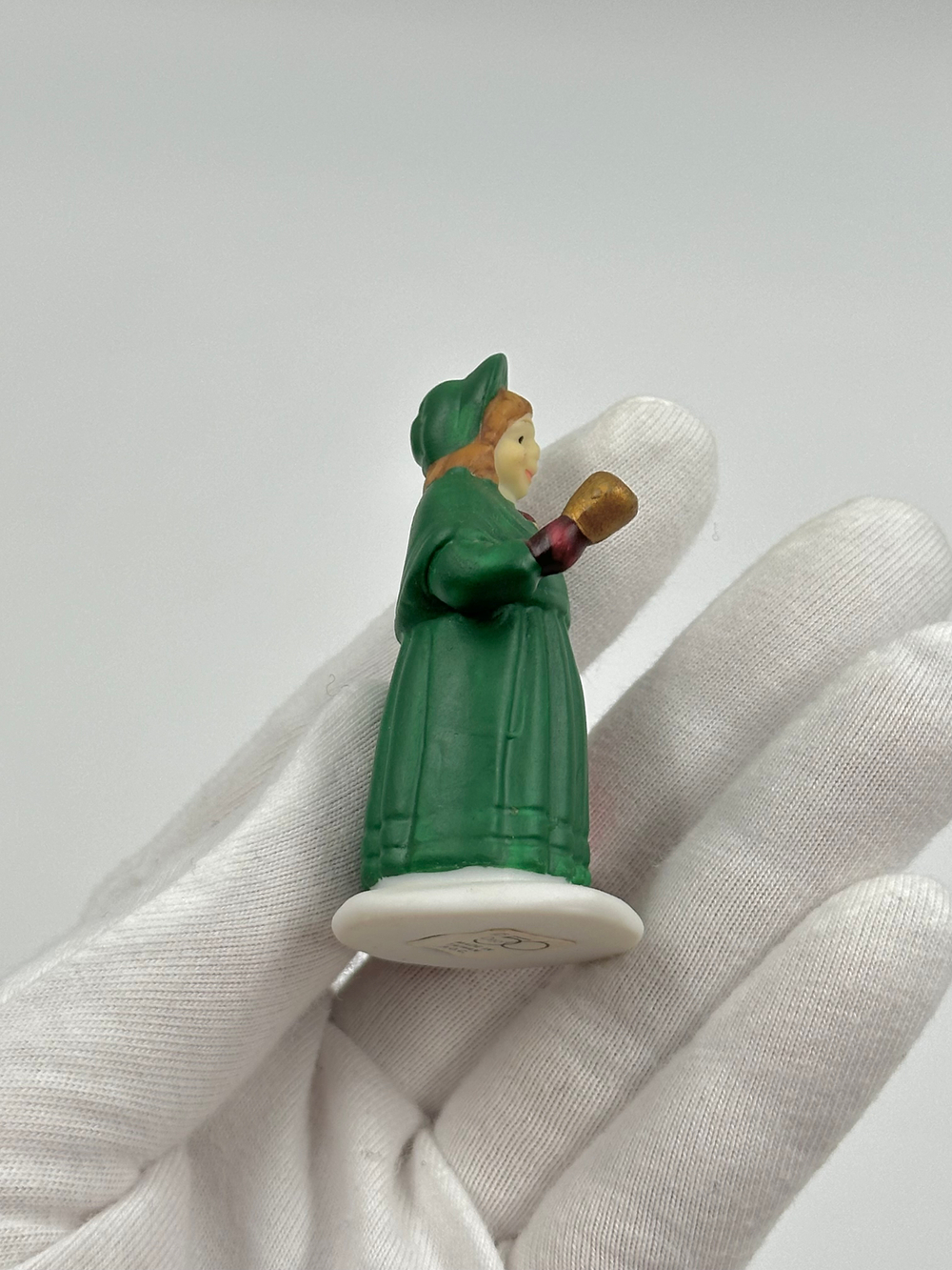 Фигурка Женщина с колокольчиком Department 56