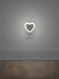 Светодиодный ночник с датчиком света LED, белый с включением от розетки