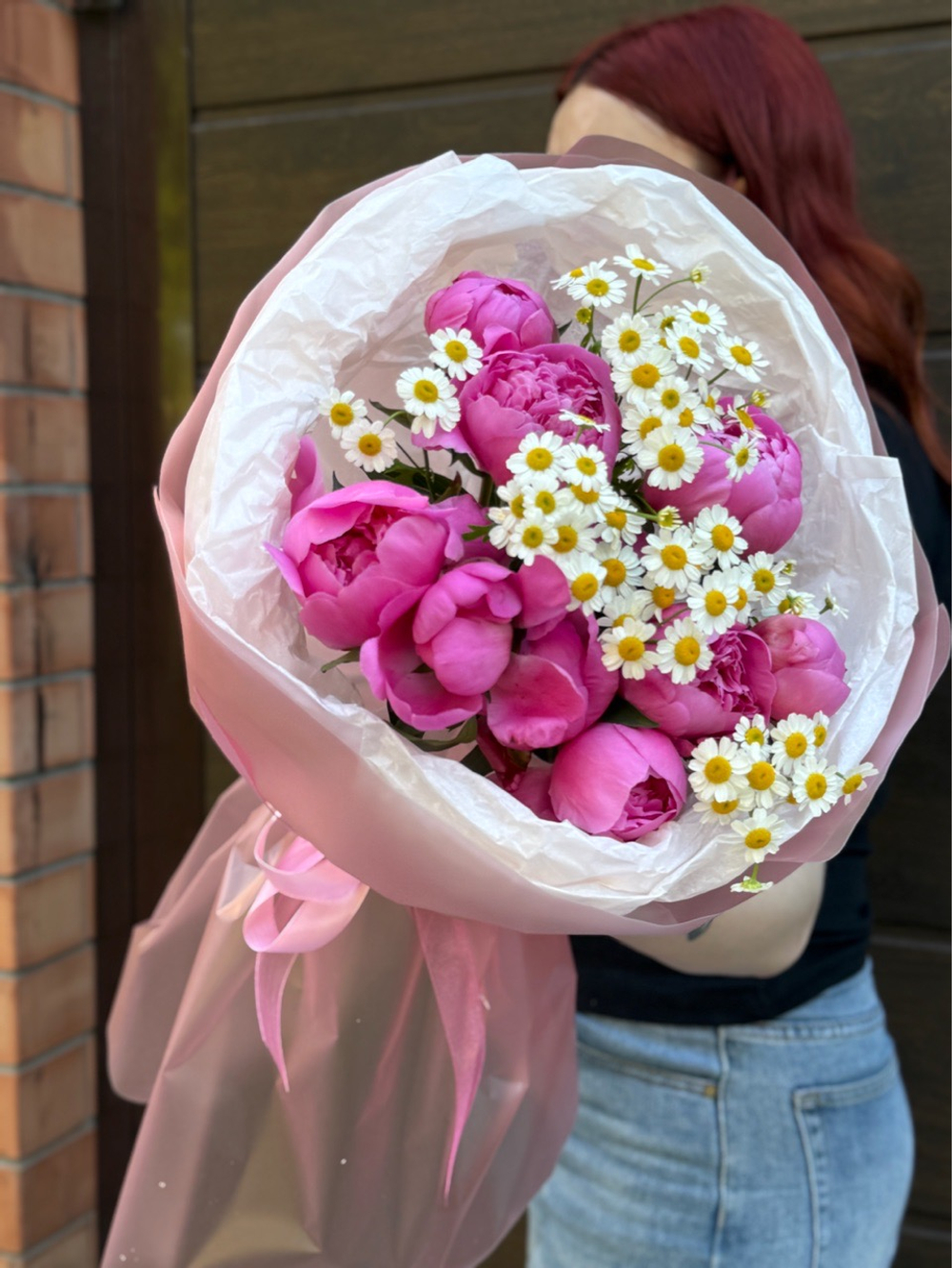 Пионы розовые с ромашкой