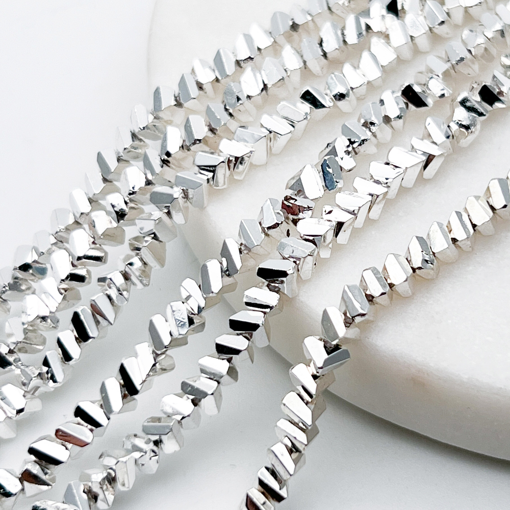 Бусина Треугольник, стекло, цвет серебристый светлый, размер около 3*4 мм, цена за нить 34 см