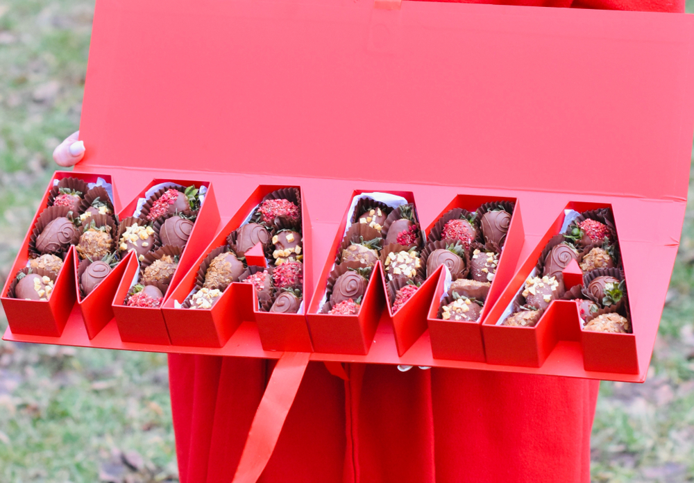 Премиум подарок на День матери , Клубника в шоколаде в большой шляпной коробке МАМА