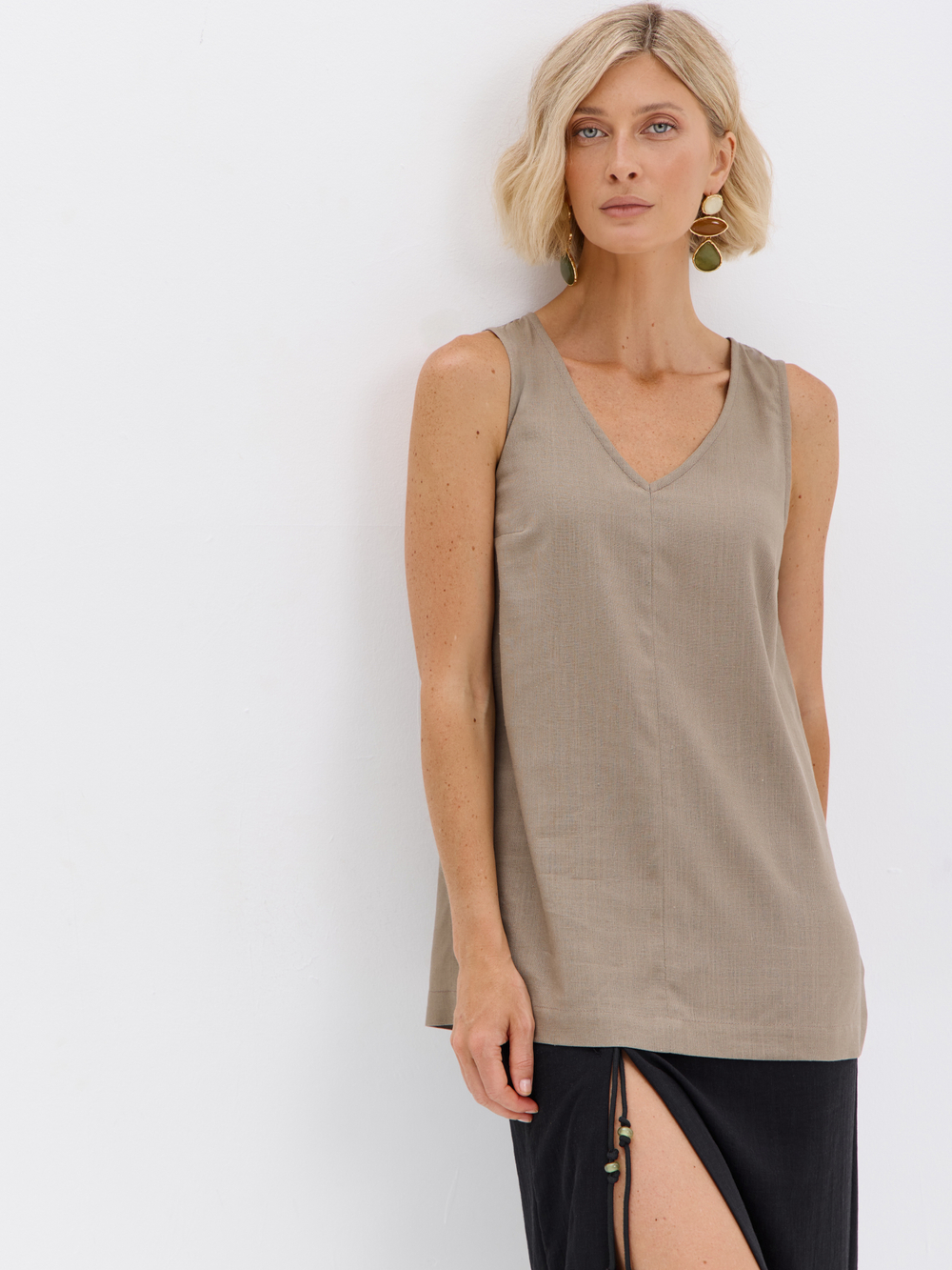 Удлиненный топ из льна с V-вырезом