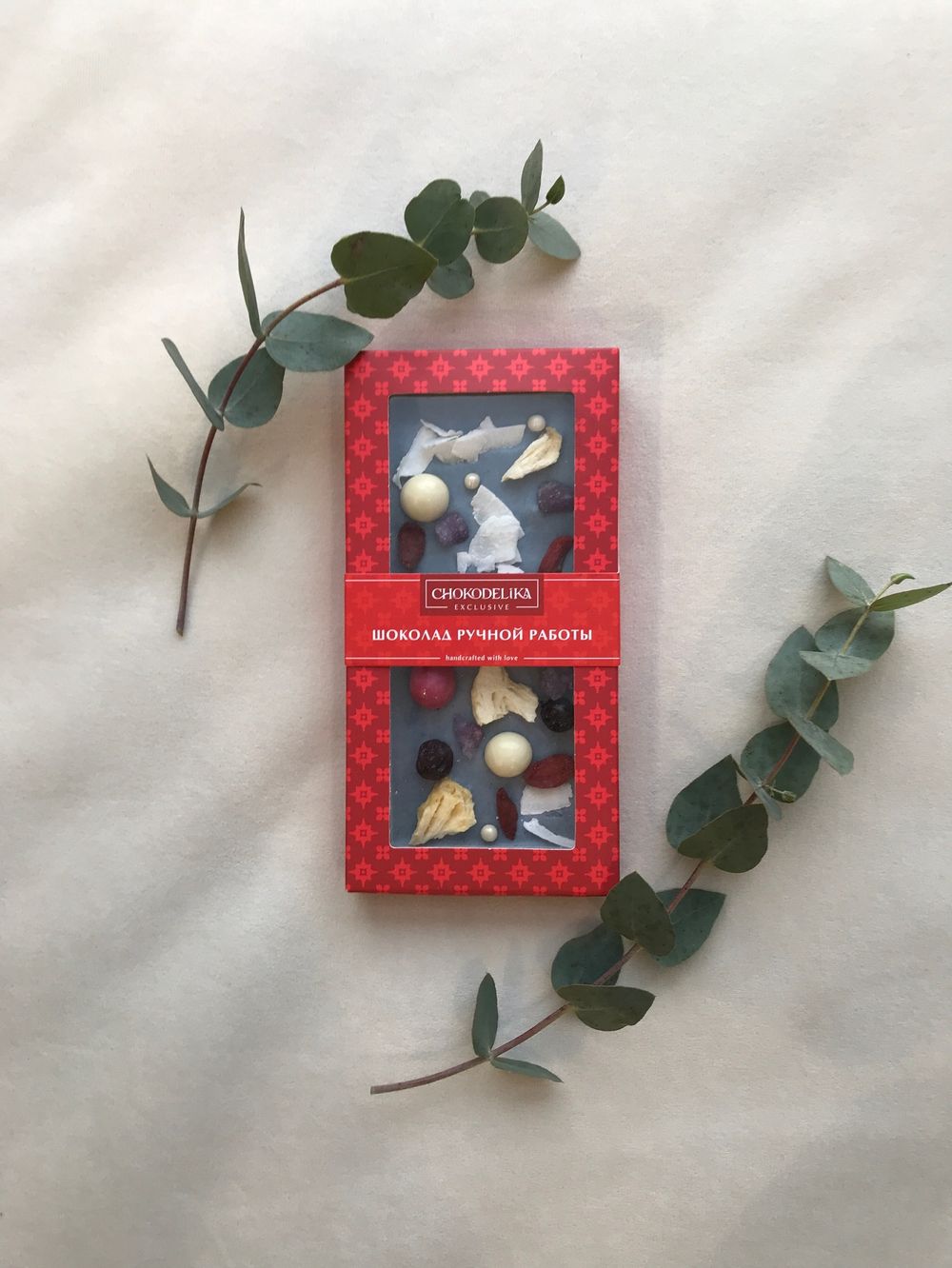 Шоколад ручной работы с ананасом, кокосом и ягодами годжи