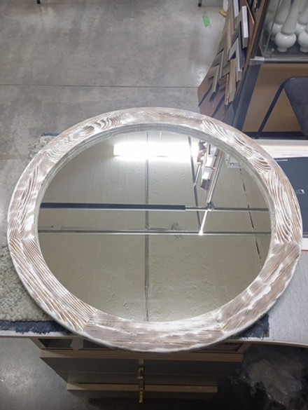 Зеркало круглое в деревянной раме