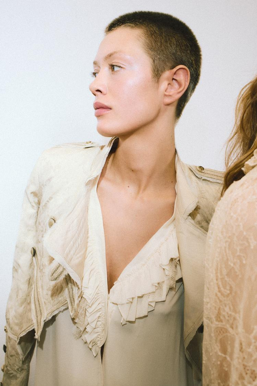 ZARA СТРУЯЩАЯСЯ РУБАШКА С ВОЛАНАМИ — ZW COLLECTION LIMITED EDITION, СВЕТЛЫЙ ЭКРЮ